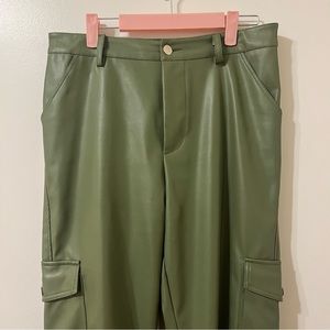 GREEN PLEATHER STRAIGHT-LEG PANTS